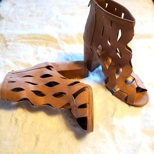 Like New! Tan suede heel boots..